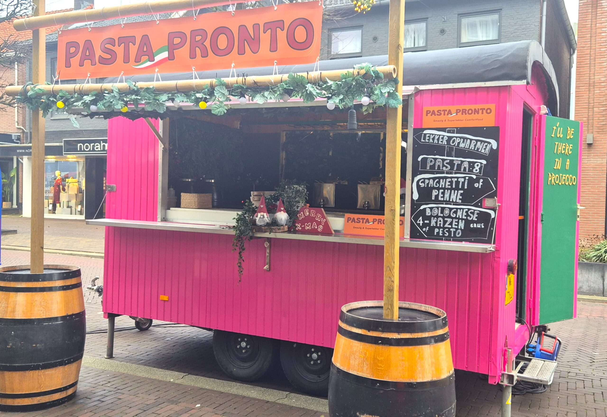 De mobiele pasta foodtruck op locatie De mobiele pasta foodtruck van Bruisend evenementenorganisatie op locatie bij een klant